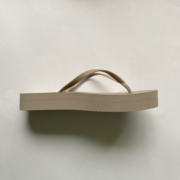 🩴 Thick Old Navy Flip-Flops - Picture 3 of 3